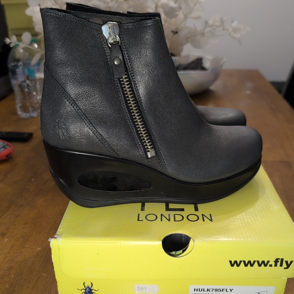 Ladies FLY LONDON HULK Graphite Gray Leather boots Size 38 or 7.5 us
